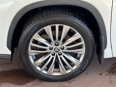 2022 Toyota Highlander Hybrid Platinum
