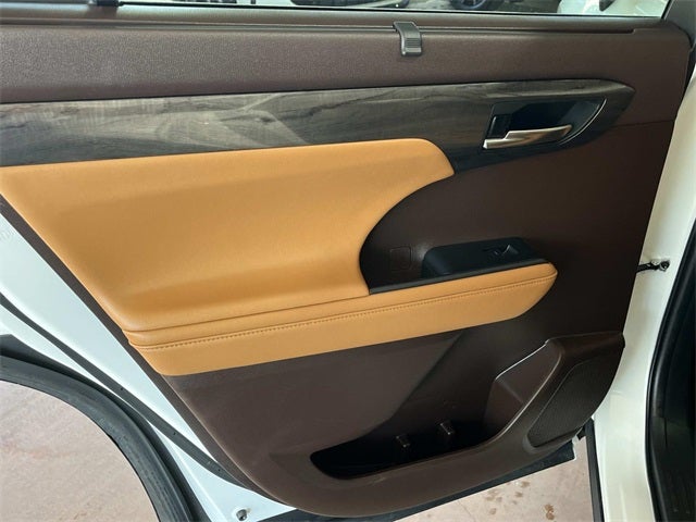 2022 Toyota Highlander Hybrid Platinum