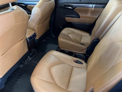 2022 Toyota Highlander Hybrid Platinum