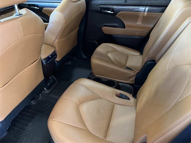2022 Toyota Highlander Hybrid Platinum