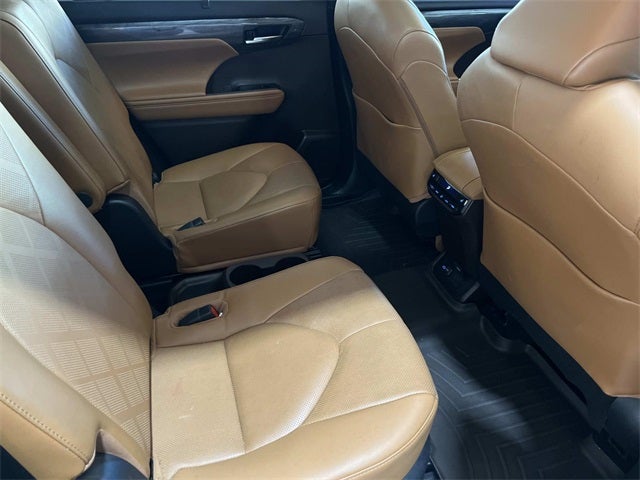 2022 Toyota Highlander Hybrid Platinum