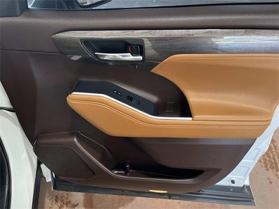2022 Toyota Highlander Hybrid Platinum
