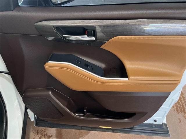 2022 Toyota Highlander Hybrid Platinum