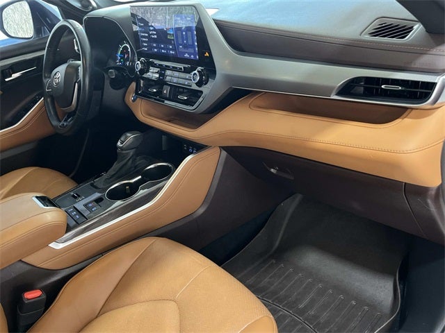 2022 Toyota Highlander Hybrid Platinum