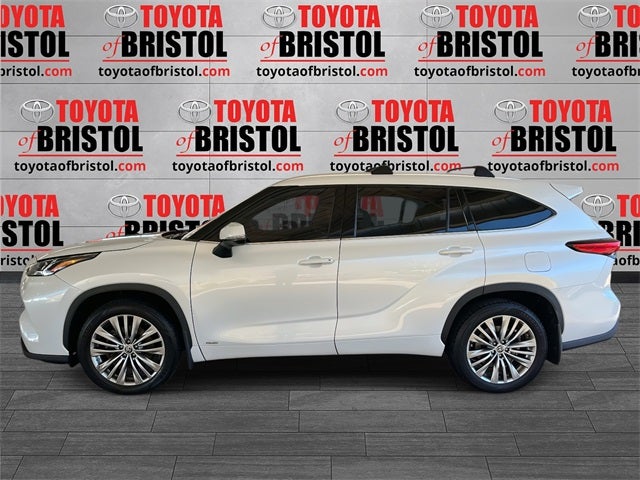 2022 Toyota Highlander Hybrid Platinum