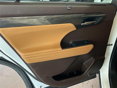 2022 Toyota Highlander Hybrid Platinum