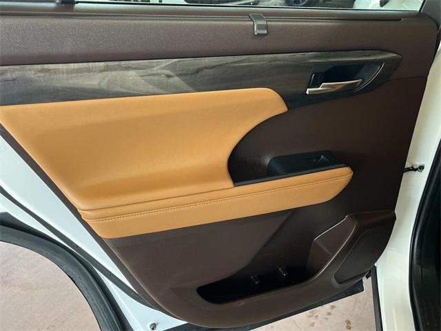 2022 Toyota Highlander Hybrid Platinum