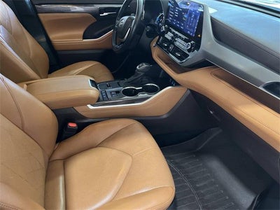 2022 Toyota Highlander Hybrid Platinum