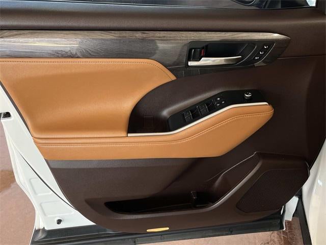 2022 Toyota Highlander Hybrid Platinum