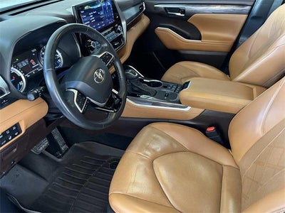 2022 Toyota Highlander Hybrid Platinum