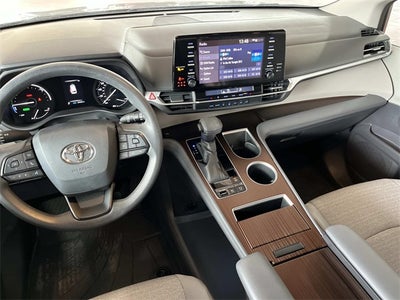 2022 Toyota Sienna LE 8 Passenger