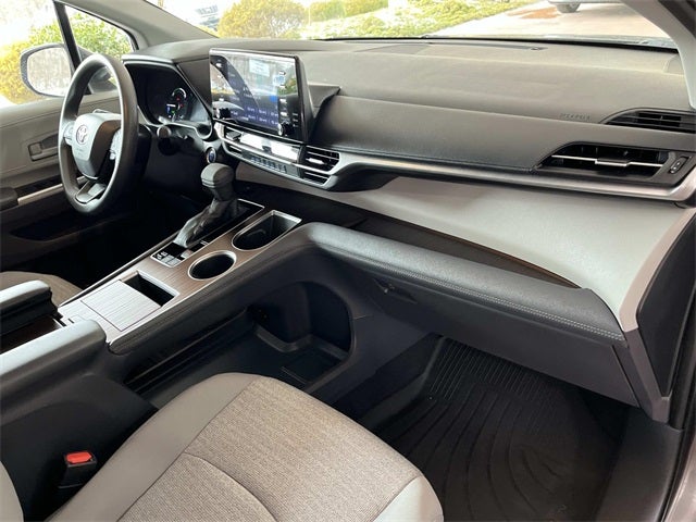 2022 Toyota Sienna LE 8 Passenger