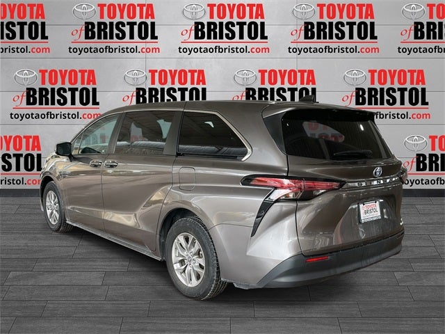 2022 Toyota Sienna LE 8 Passenger