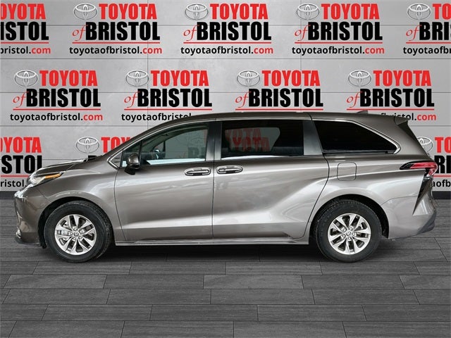 2022 Toyota Sienna LE 8 Passenger