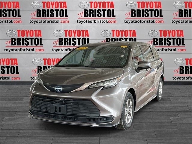 2022 Toyota Sienna LE 8 Passenger