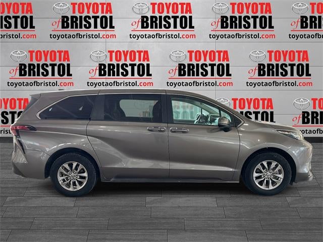 2022 Toyota Sienna LE 8 Passenger