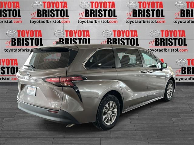 2022 Toyota Sienna LE 8 Passenger