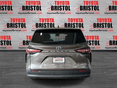 2022 Toyota Sienna LE 8 Passenger