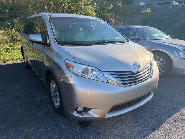 2015 Toyota Sienna XLE 8 Passenger