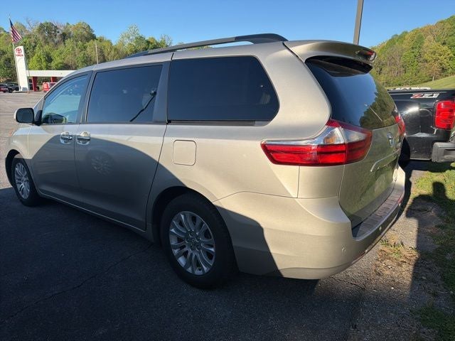 2015 Toyota Sienna XLE 8 Passenger