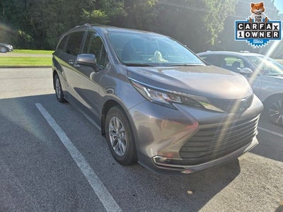 2022 Toyota Sienna XLE 8 Passenger