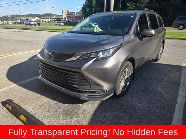 2022 Toyota Sienna XLE 8 Passenger