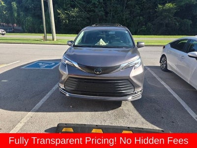 2022 Toyota Sienna XLE 8 Passenger